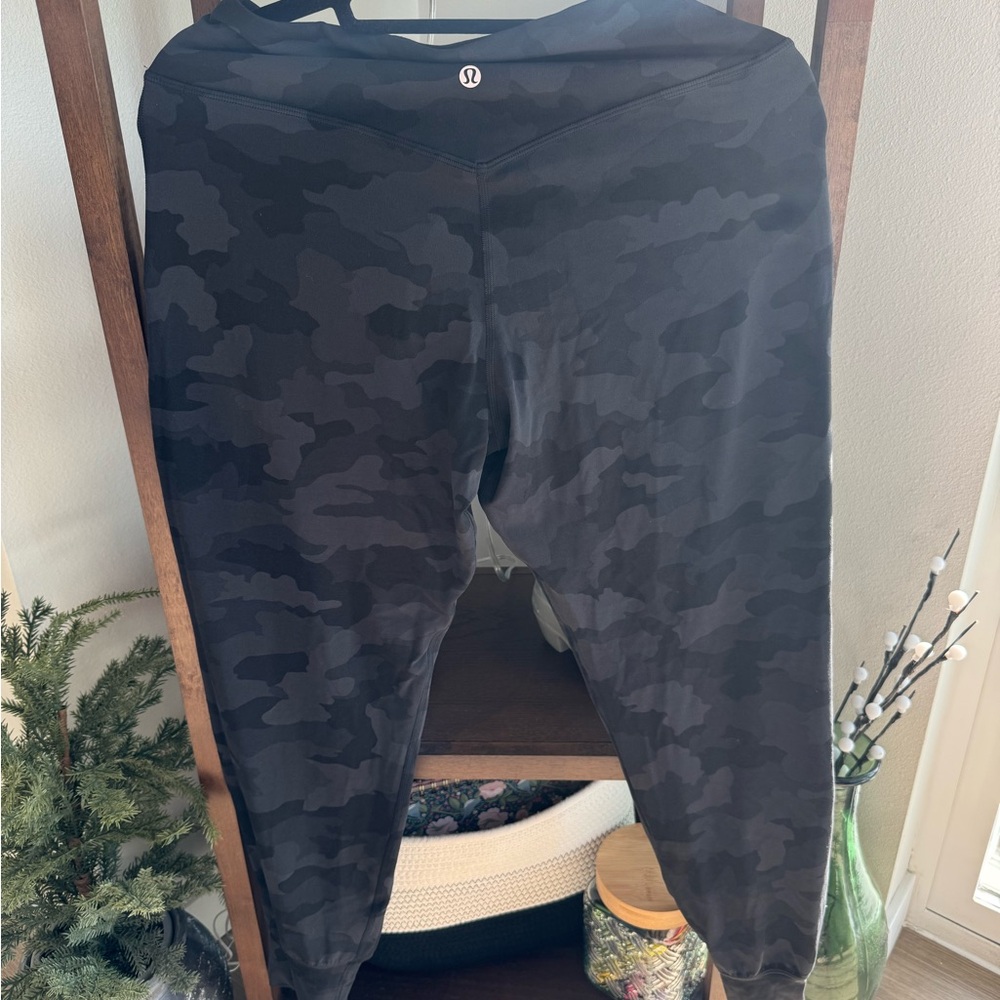 lululemon athletica women’s Dark Camo Joggers size 8 brand new